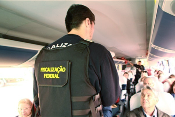 Uso de cinto de segurança nas rodovias inclusive nos ônibus.